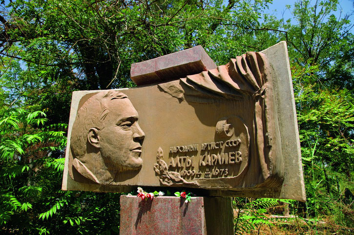 Ойыншықпен және сикпен силайды